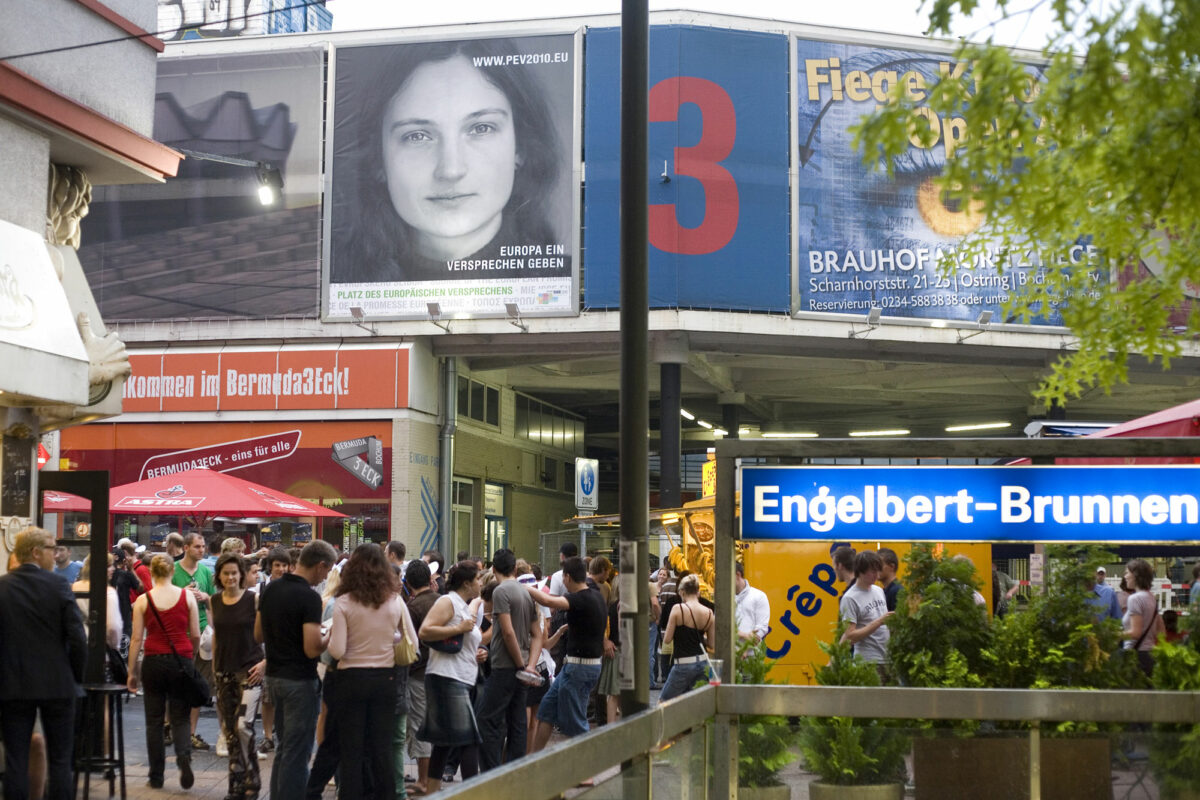 PEV_PlakatePublic-1_Jochen-Gerz_Sabitha-Saul