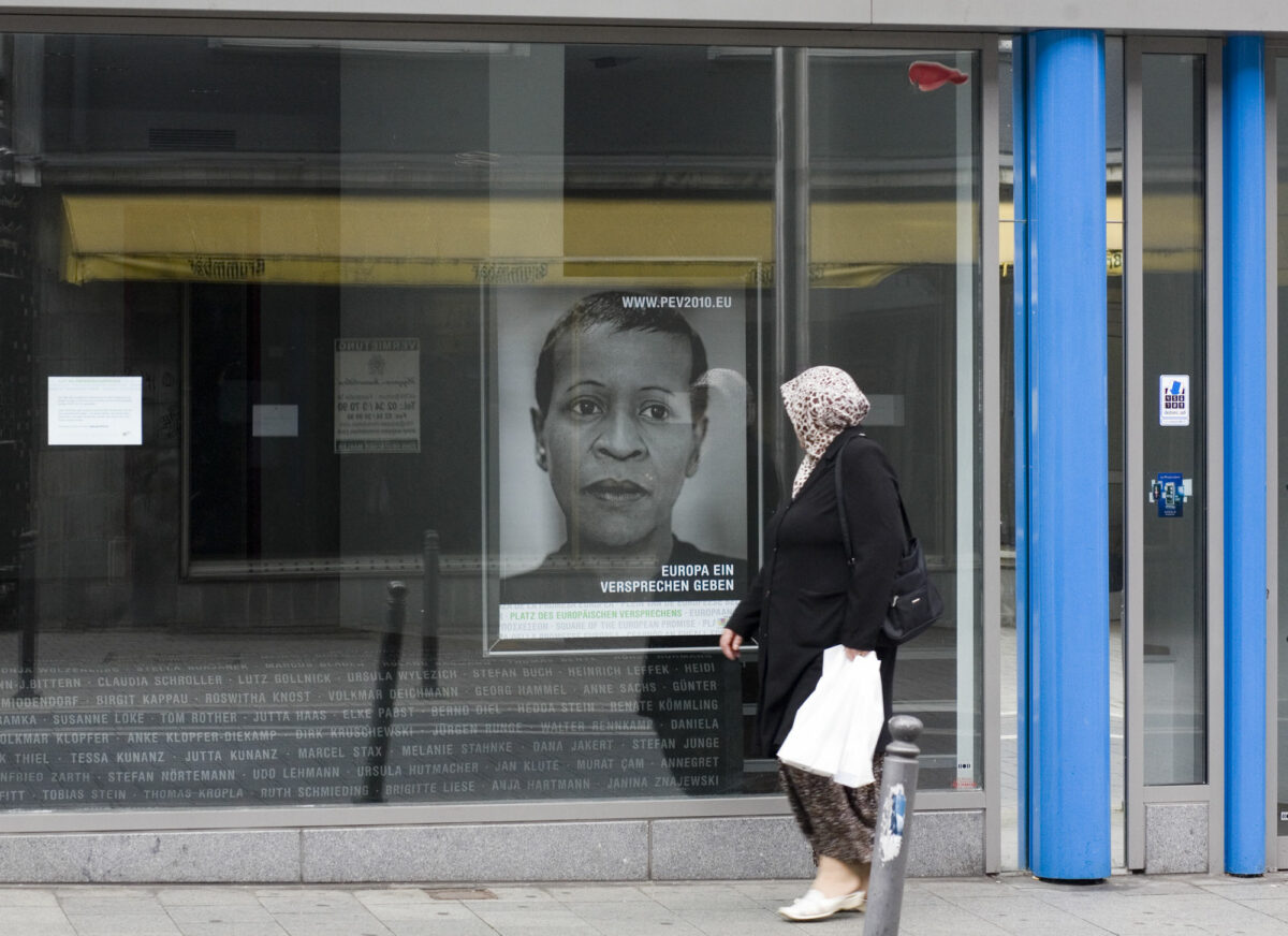 PEV_PlakatePublic-2_Jochen-Gerz_Sabitha-Saul