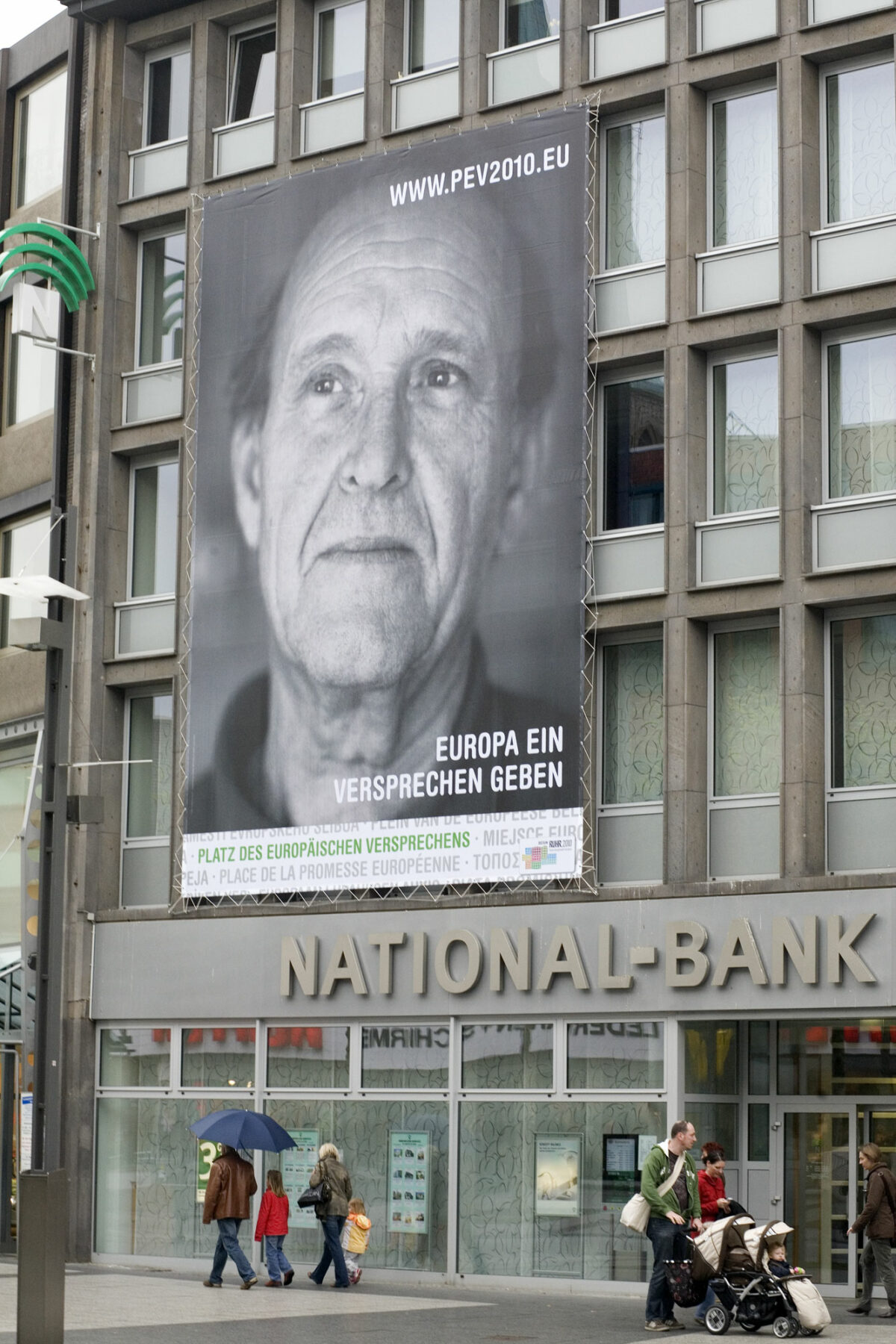 PEV_PlakatePublic-3_Jochen-Gerz_Sabitha-Saul