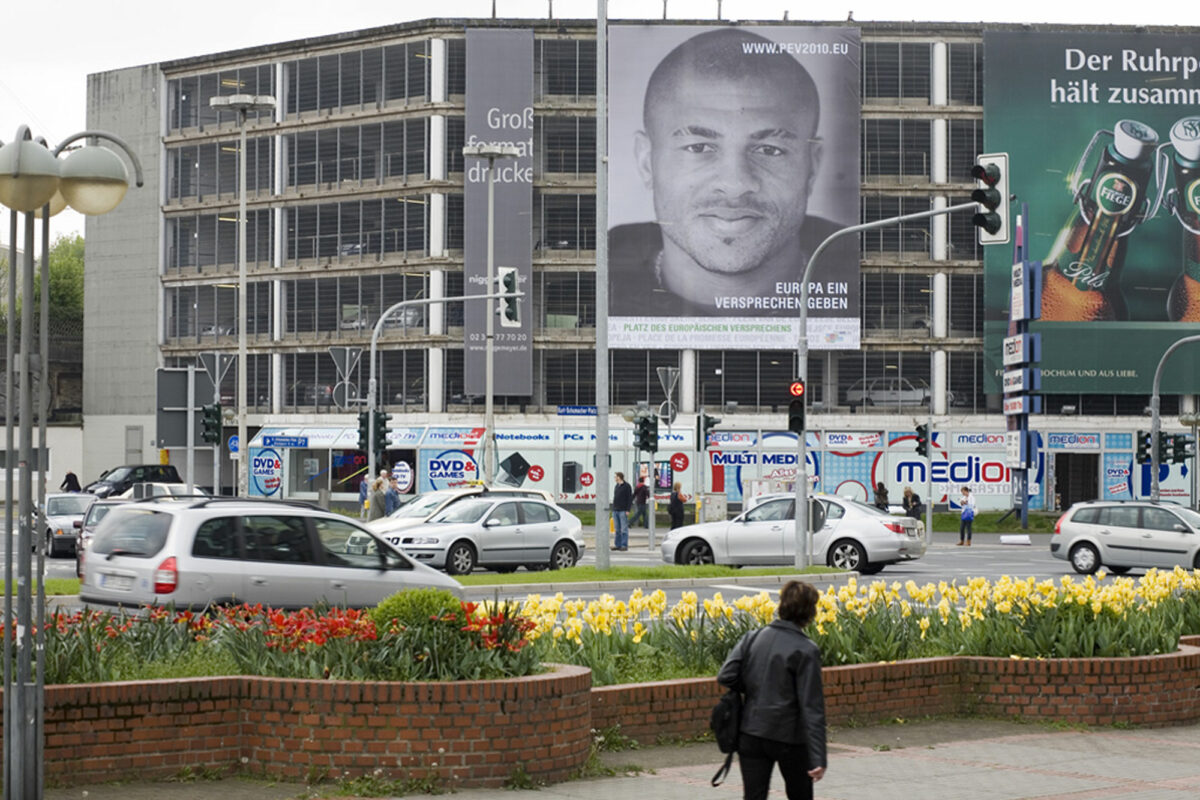 PEV_PlakatePublic-4_Jochen-Gerz_Sabitha-Saul