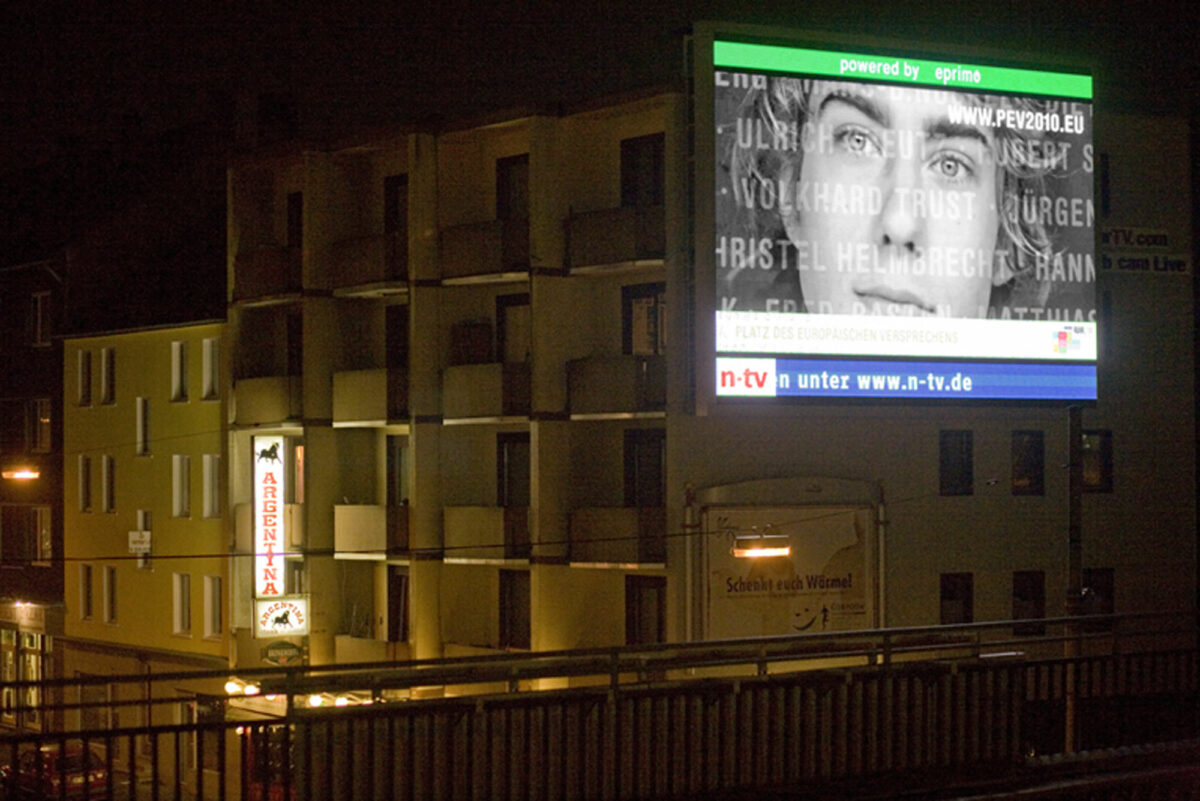 PEV_PlakatePublic-5_Jochen-Gerz_Sabitha-Saul