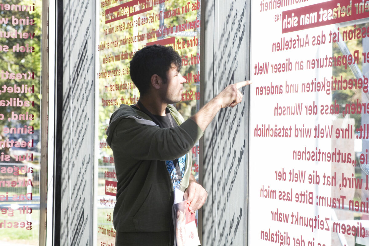 TheWalk_5_Jochen-Gerz_Sabitha-Saul